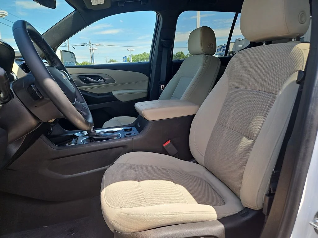Used 2023 Summit White Chevrolet LT Cloth image 19