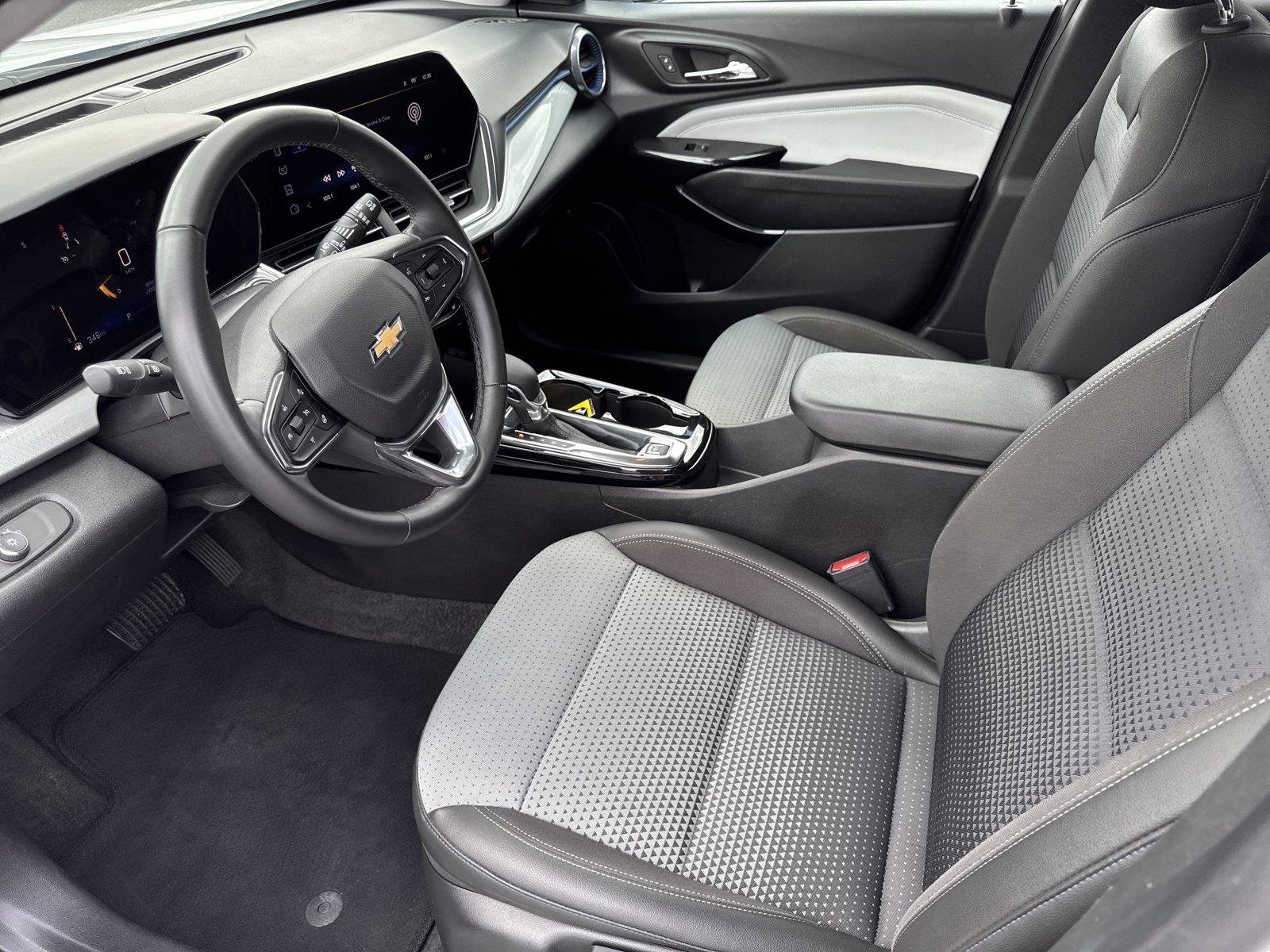 Used 2025 Summit White Chevrolet LT image 10