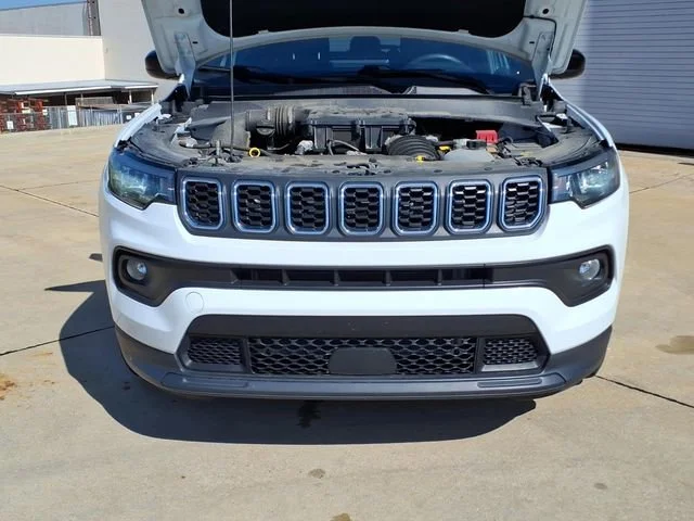 Used 2024  Jeep Latitude image 23