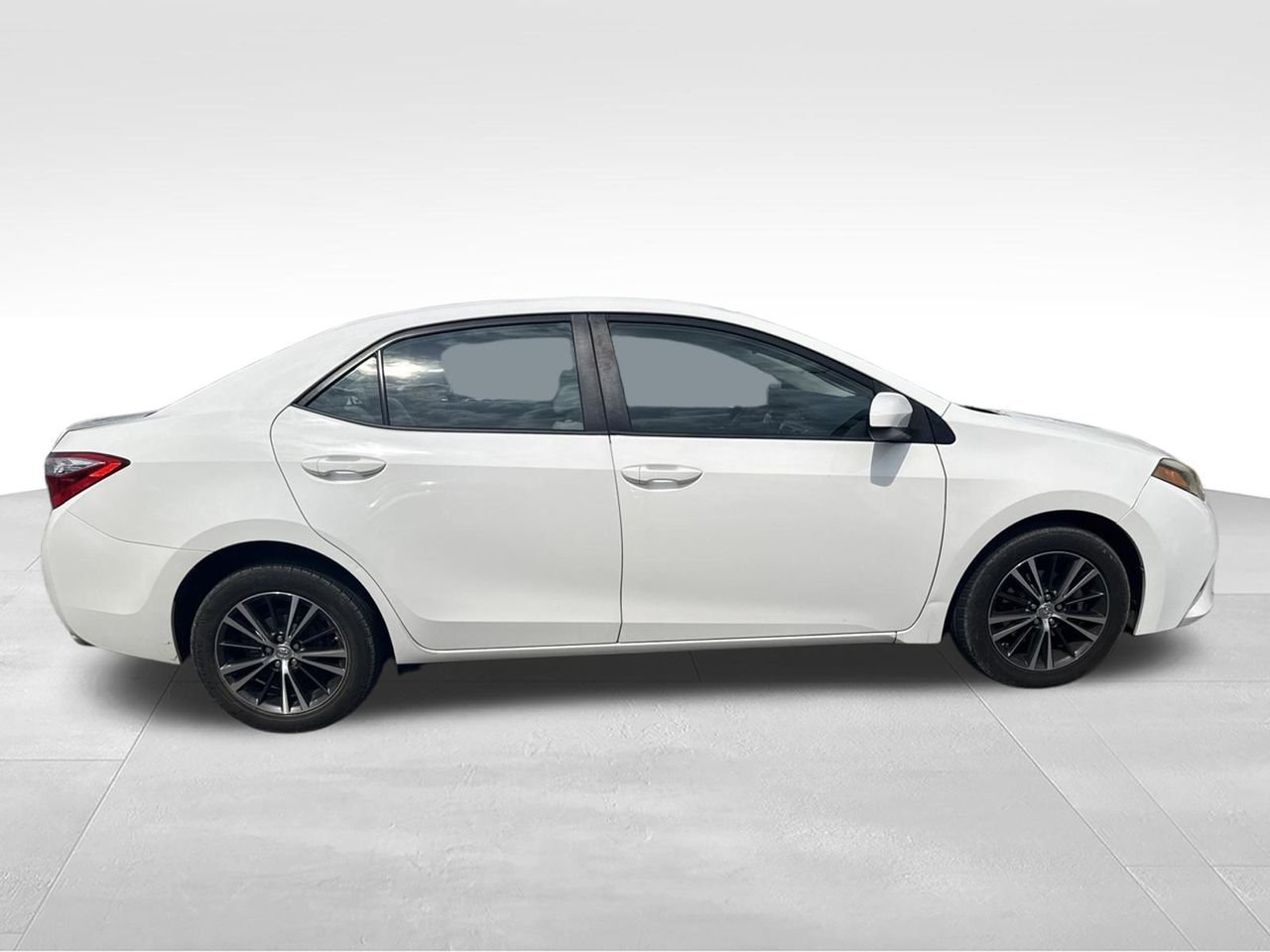 Used 2016 White Toyota LE Plus image 3