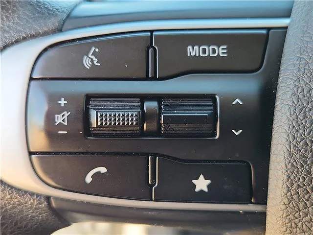 Used 2025 Snow White Pearl KIA LXS Front-Wheel Drive image 16