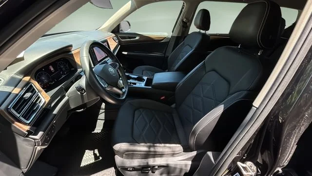 Used 2024 Black Volkswagen 2.0T SE w/Technology image 18