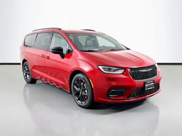 2026 Chrysler Pacifica Select's photo