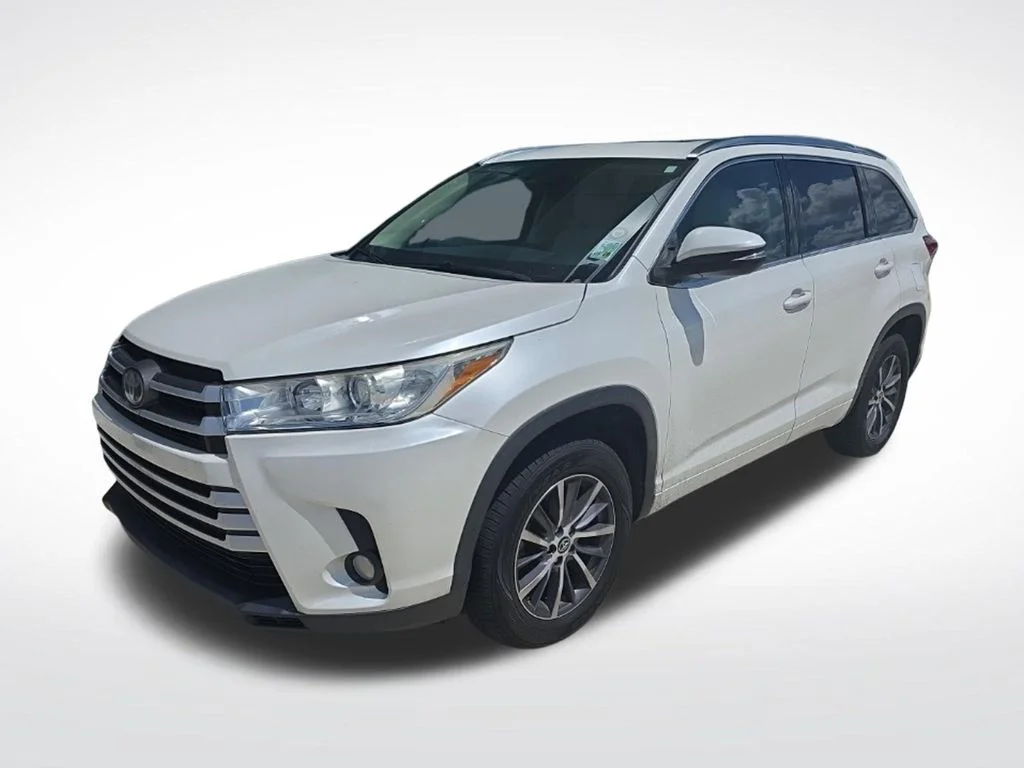 Used 2018 White Toyota XLE image 4