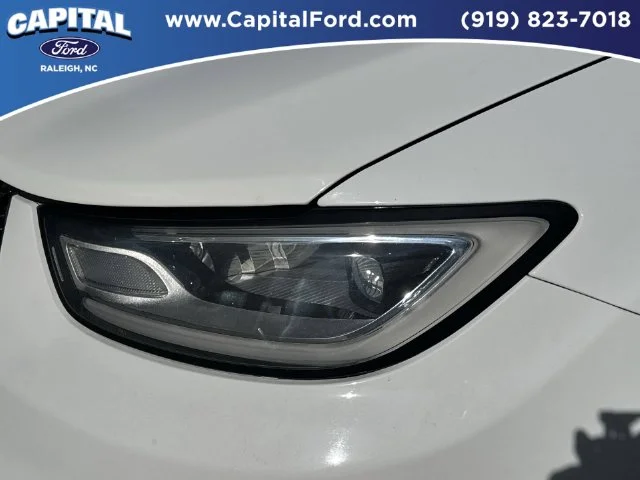 Used 2025 White Chrysler Select image 11
