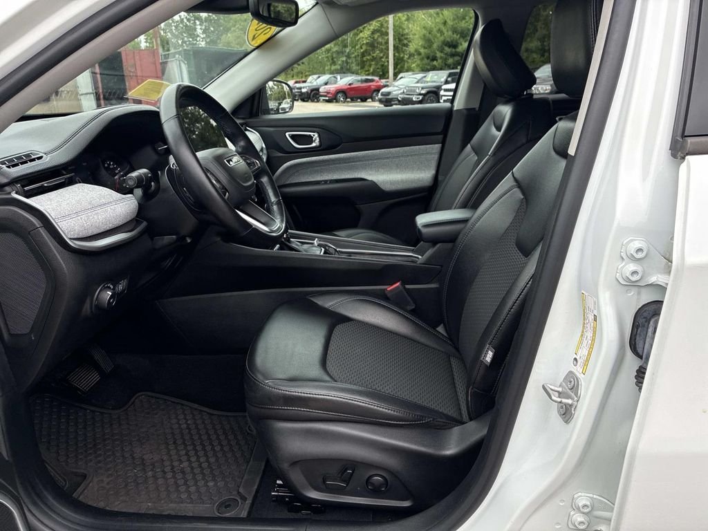 Used 2022 White Jeep Latitude image 23