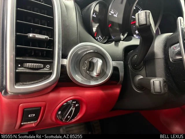 Used 2018  Porsche Base image 19