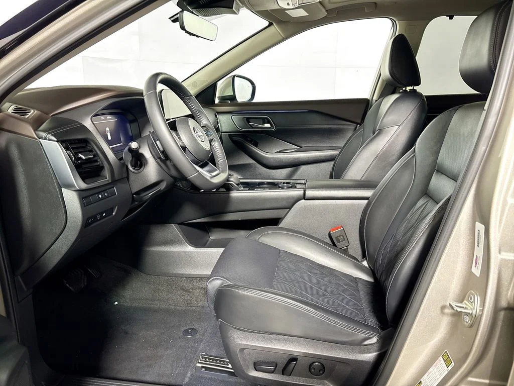 Used 2023 Gold Nissan Platinum image 11
