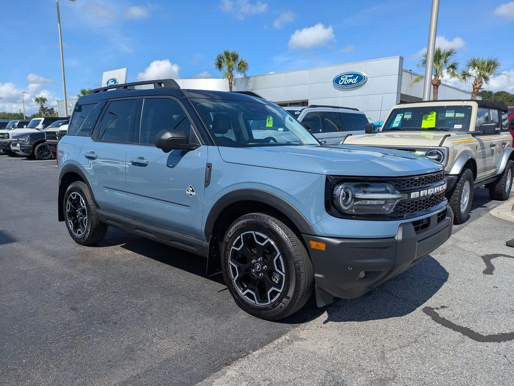 Used 2025 Azure Gray Metallic Ford Outer Banks image 2