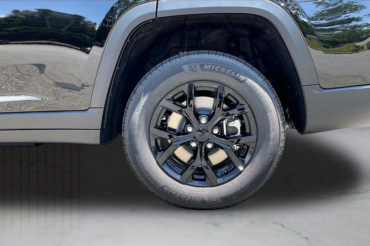 New 2026 Diamond Black Crystal Pearl-Coat Exterior Paint Jeep Altitude image 35
