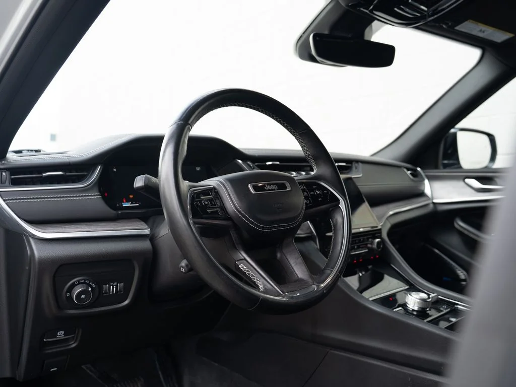Used 2022 Silver Jeep Overland image 4