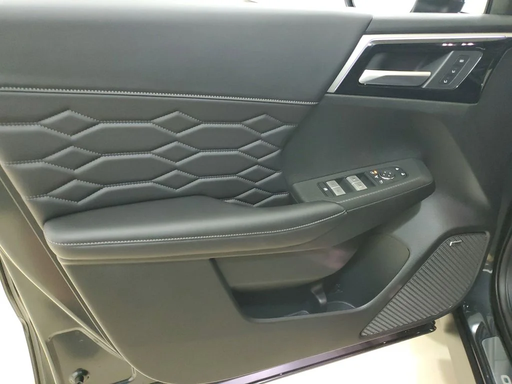 New 2026 Gray Mitsubishi SEL image 18
