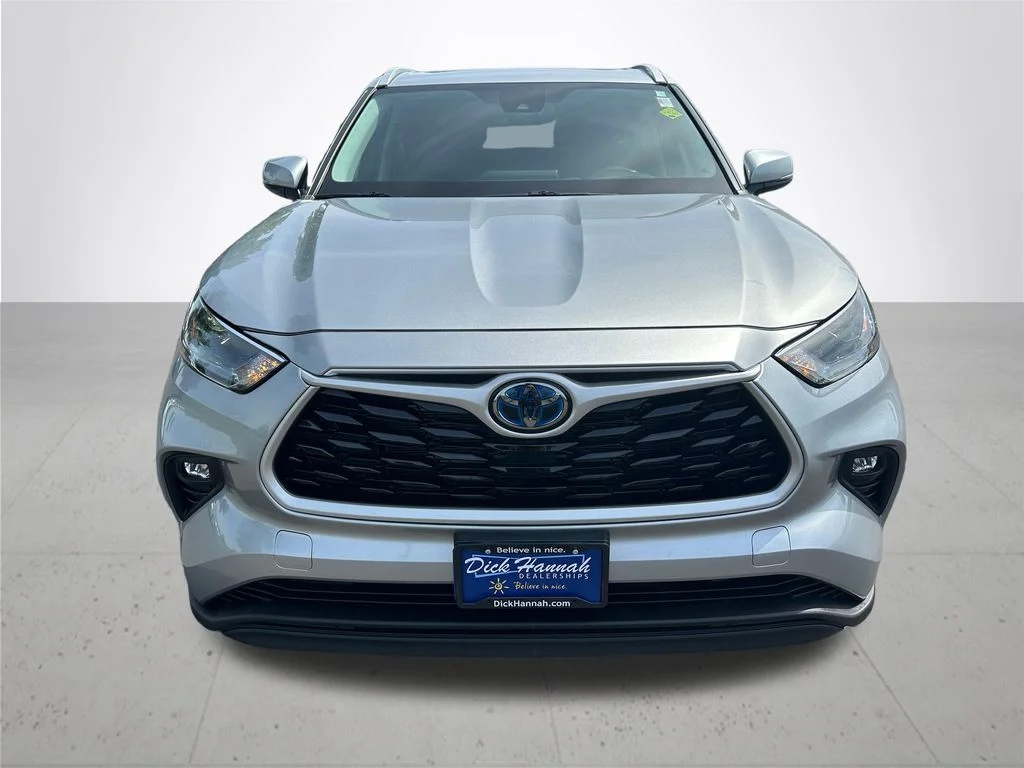 Used 2023 Silver Toyota XLE image 3