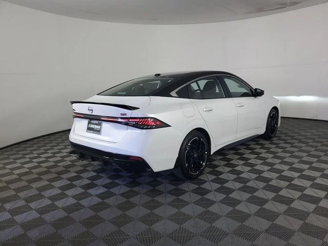 New 2026 Aspen White TriCoat / Super Black Two-tone Nissan SR image 4