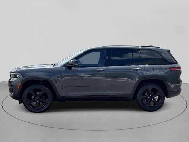 Used 2024 Gray Jeep Altitude image 2