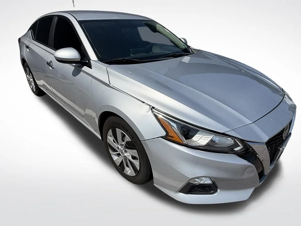 Used 2020 Silver Nissan 2.5 S image 2
