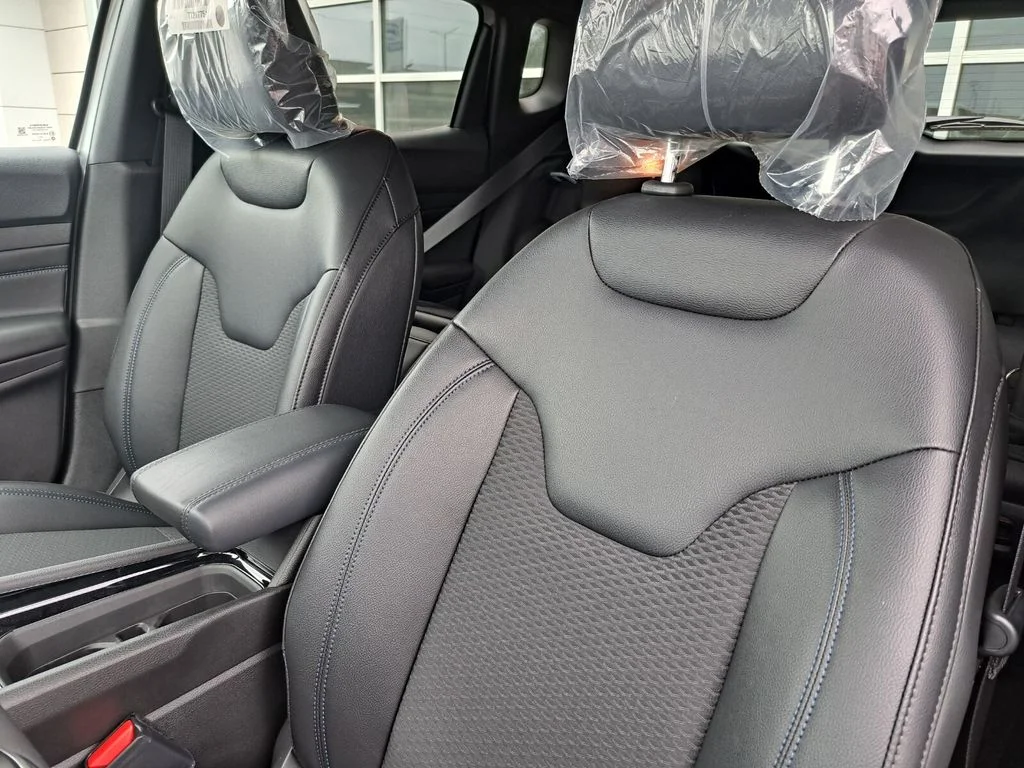 New 2026 Silver Jeep Latitude image 20