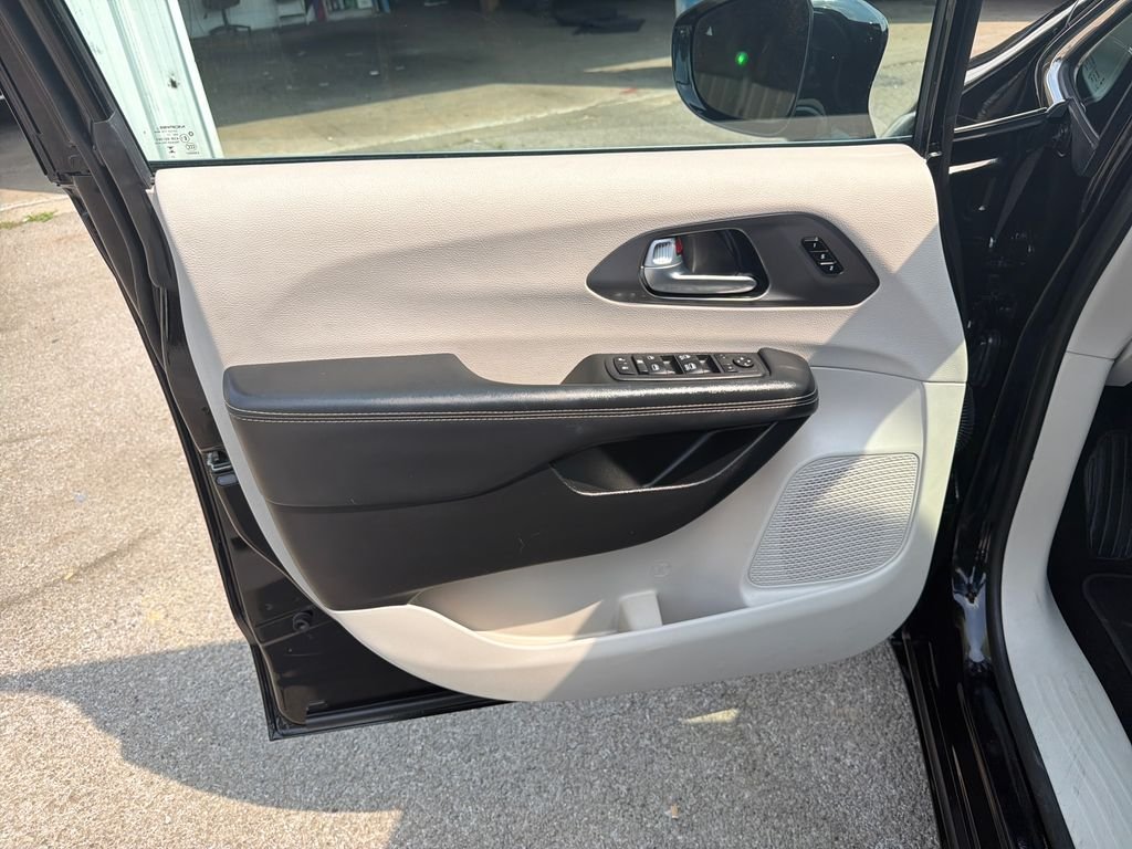 Used 2024 Black Chrysler Touring L image 12