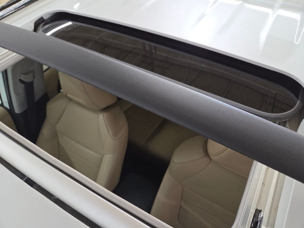 Used 2025 Beige Toyota XLE Premium image 35