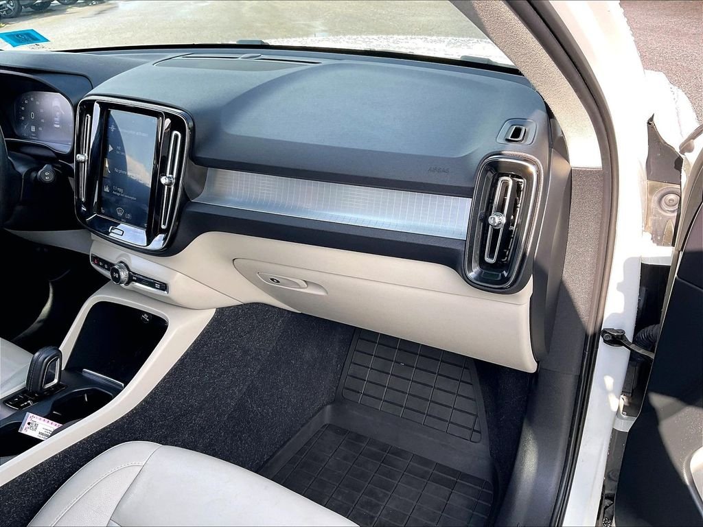 Used 2020 White Volvo Momentum image 12