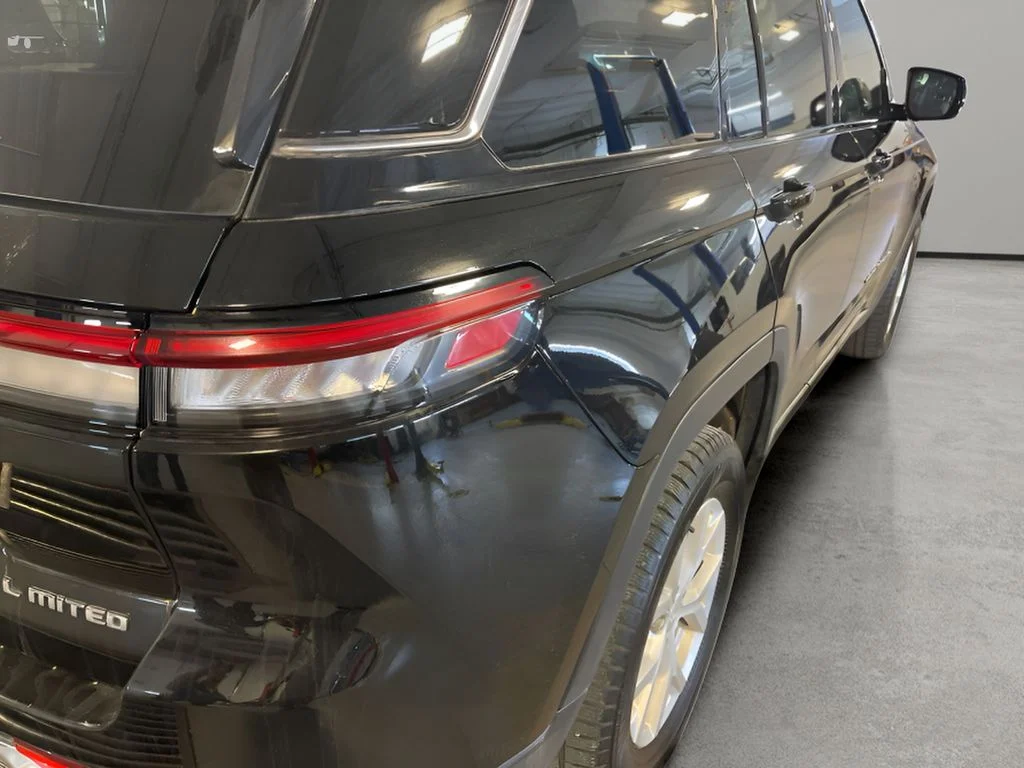 Used 2023 Diamond Black Crystal Pearl Jeep Limited image 30