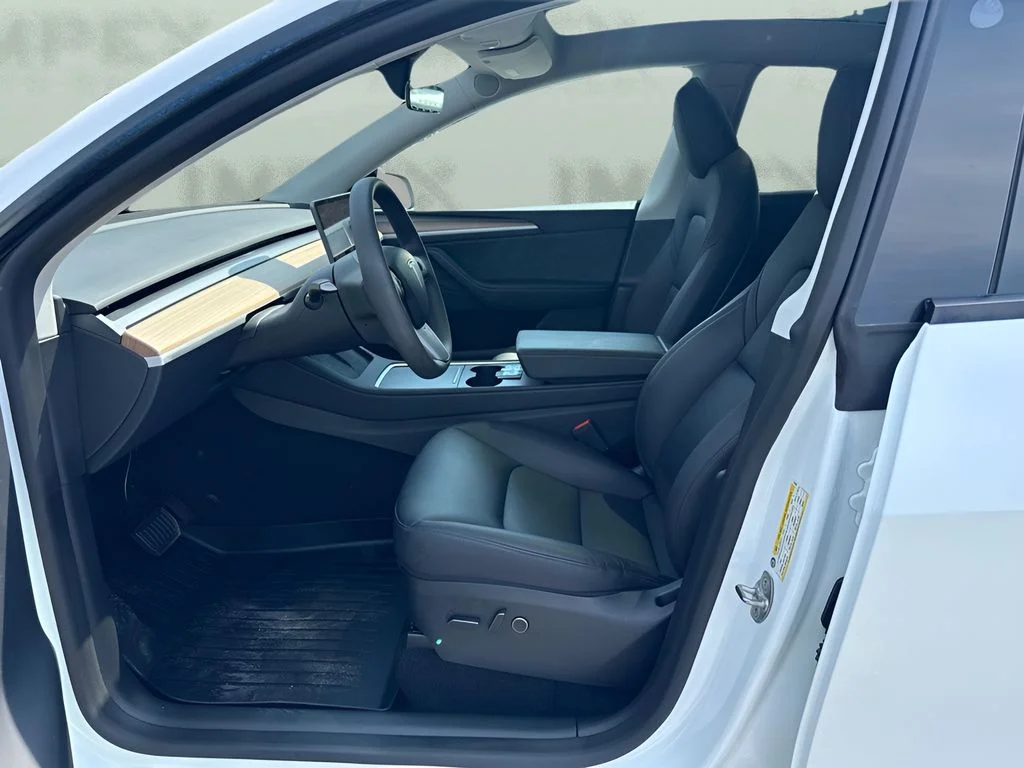 Used 2025  Tesla Long Range image 9
