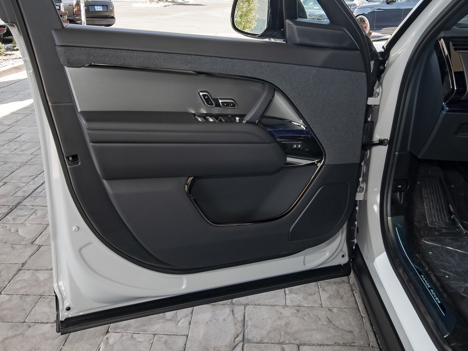 New 2026 Borasco Grey Land Rover SE image 32