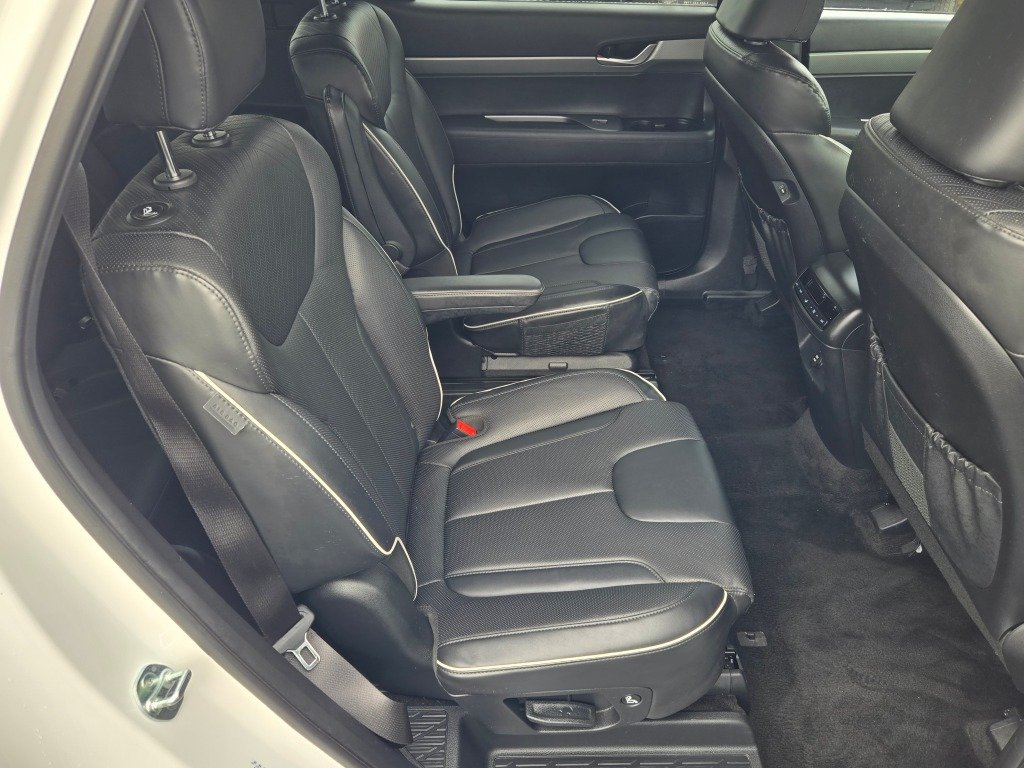 Used 2025 White Hyundai SEL image 10