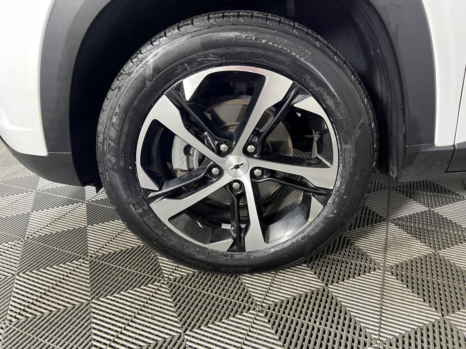 Used 2024 Summit White Chevrolet 1RS image 18