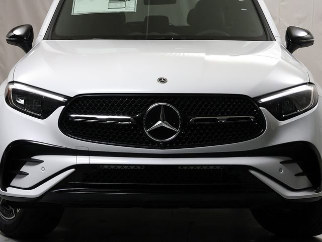 New 2026 MANUFAKTUR Moonlight White Metallic Mercedes-Benz GLC 300 image 33