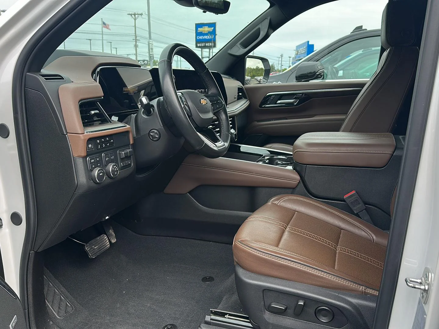 Used 2025 Iridescent Pearl Tricoat Chevrolet High Country image 7