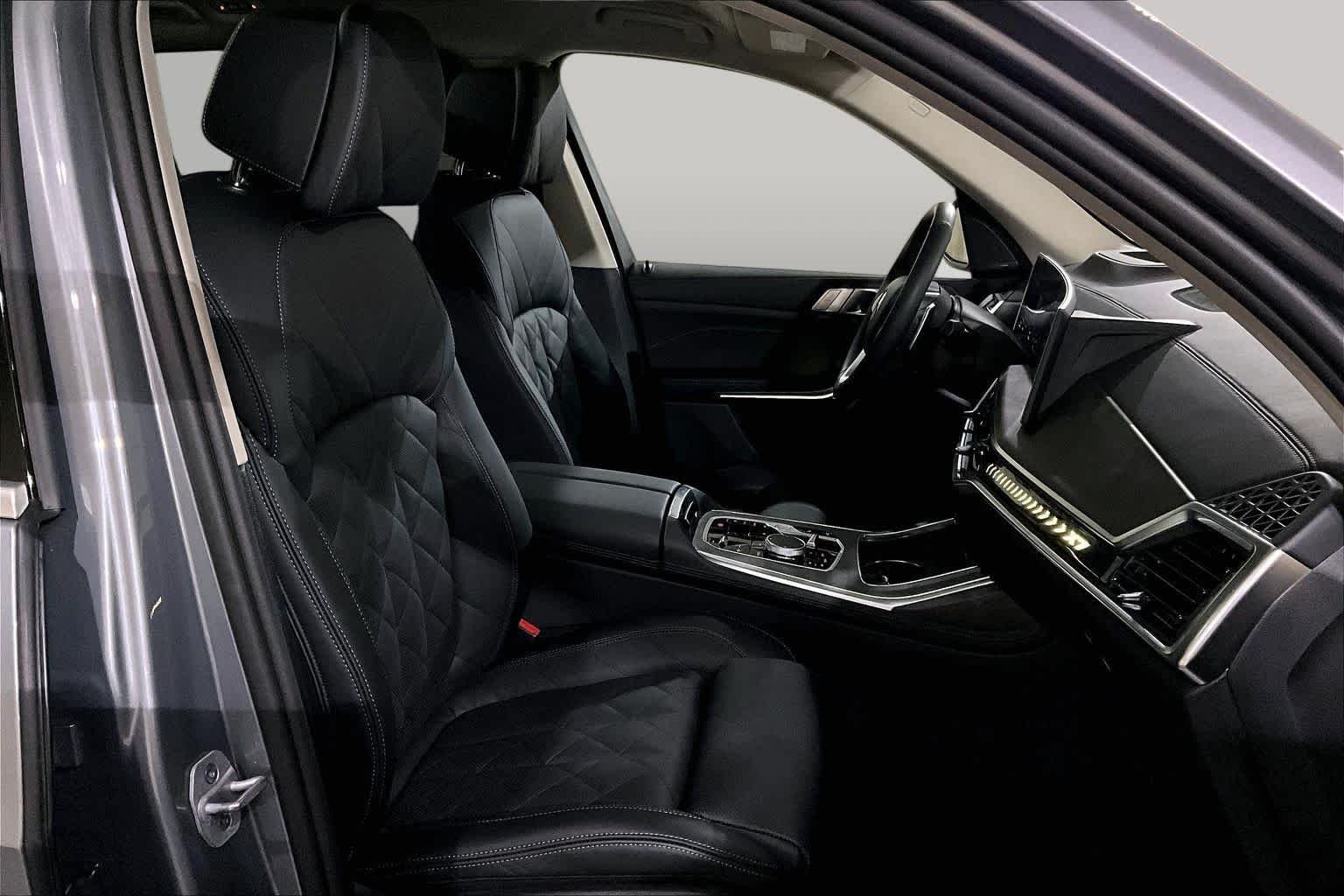 Used 2026 Skyscraper Grey Metallic BMW xDrive40i image 7
