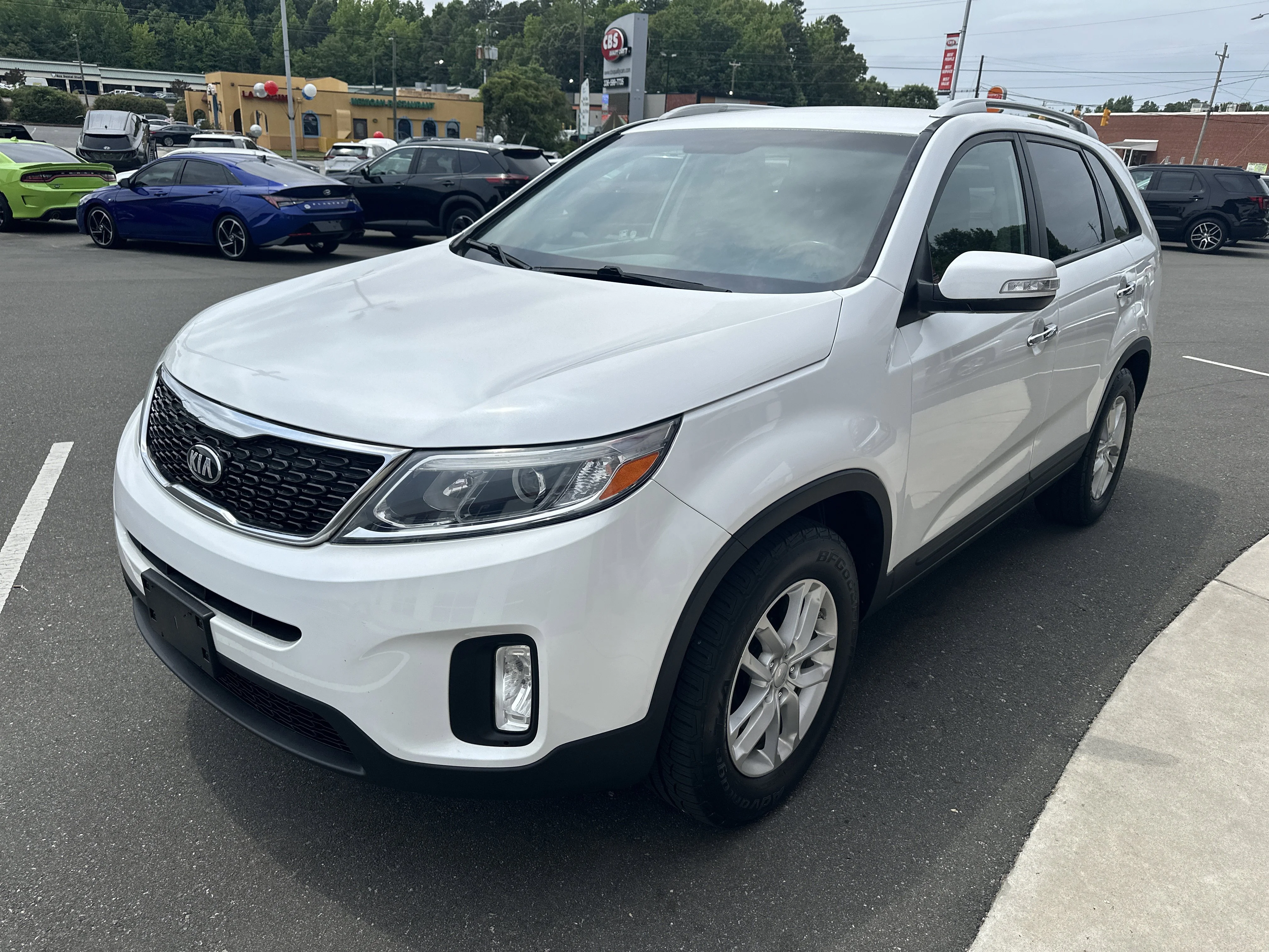 Used 2015 Snow White Pearl Kia LX image 4