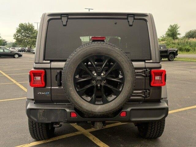 Used 2021 Granite Crystal Metallic Clearcoat Jeep Unlimited Sahara image 12