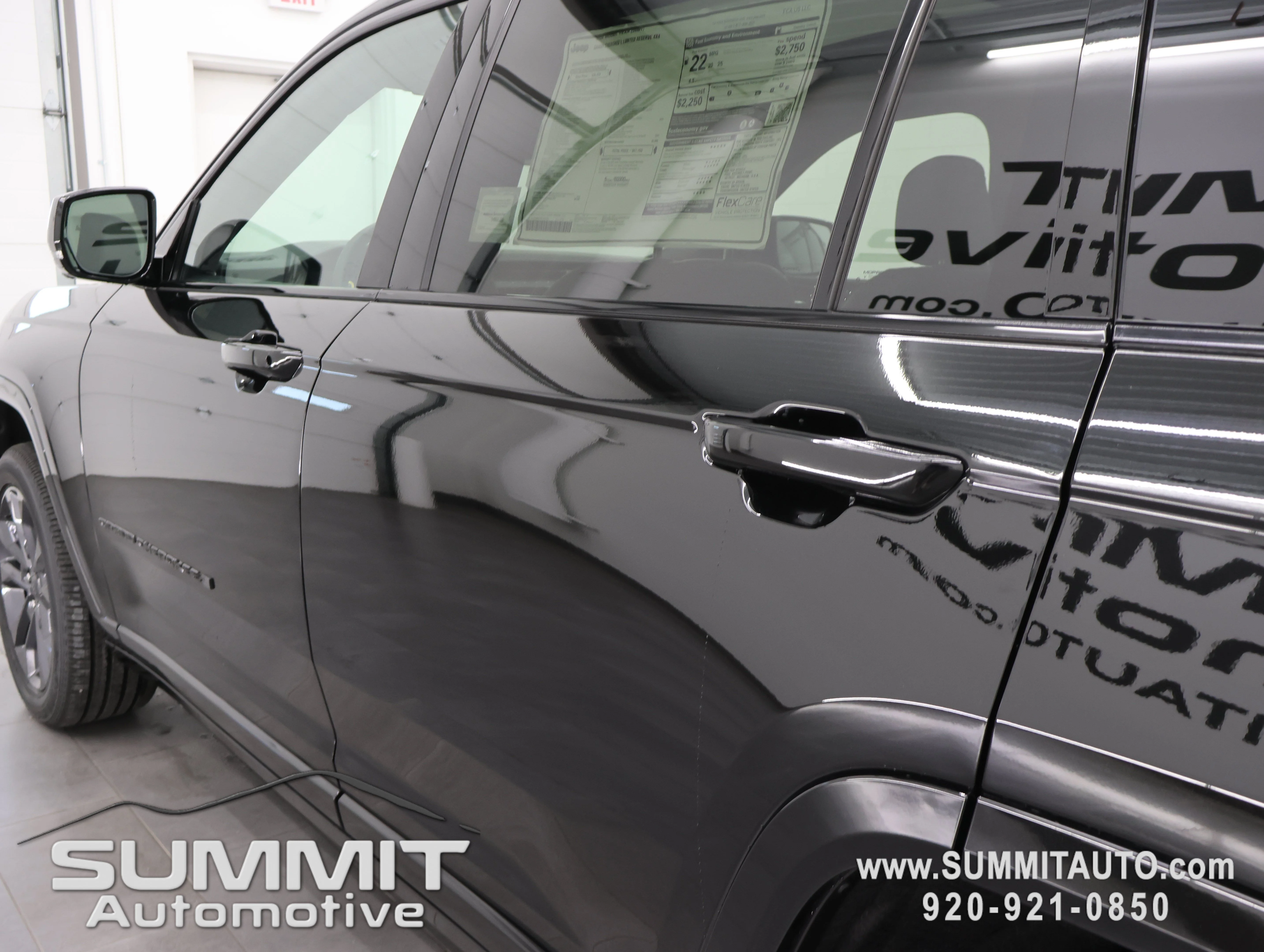 New 2026 Diamond Black Crystal Pearl-Coat Exterior Paint Jeep Limited Reserve image 39