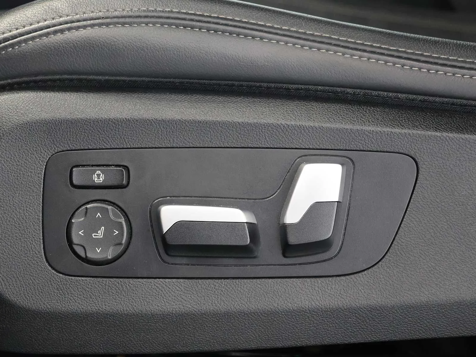 Used 2022 Black Sapphire Metallic BMW sDrive40i image 11