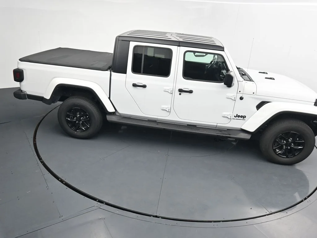 Used 2022 White Jeep Sport image 34