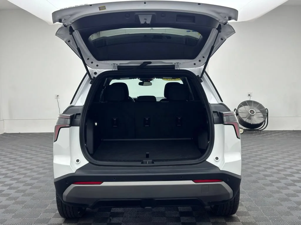 Used 2025 Summit White Chevrolet LT image 23