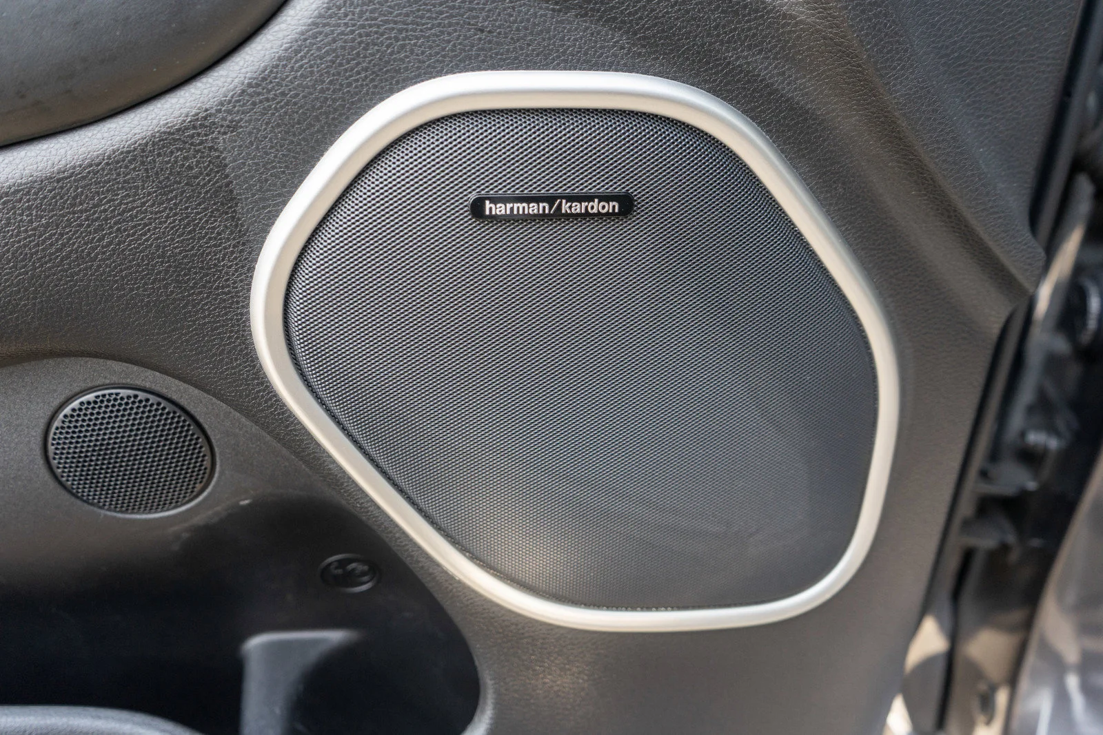 Used 2016 Granite Crystal Metallic Clearcoat Jeep SRT image 16