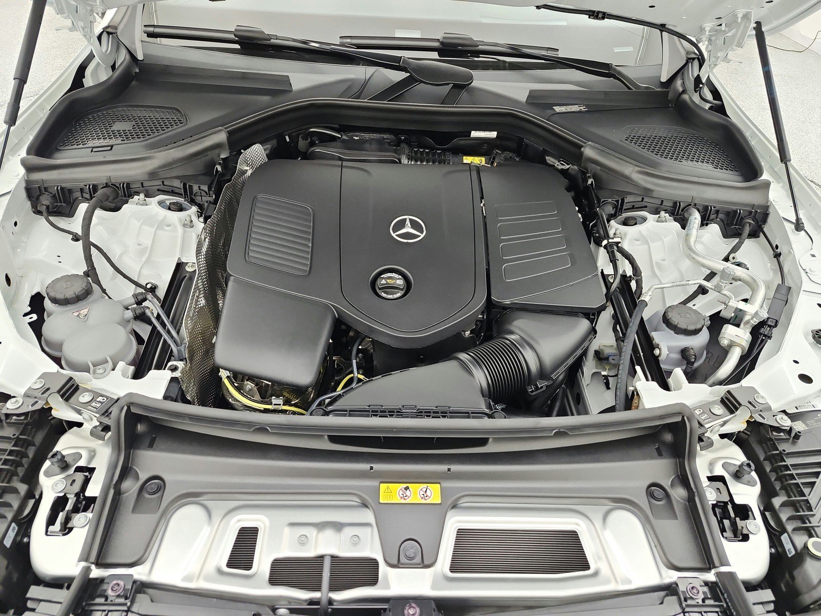 New 2026 MANUFAKTUR Moonlight White Metallic Mercedes-Benz GLC 300 4MATIC® Coupe image 41