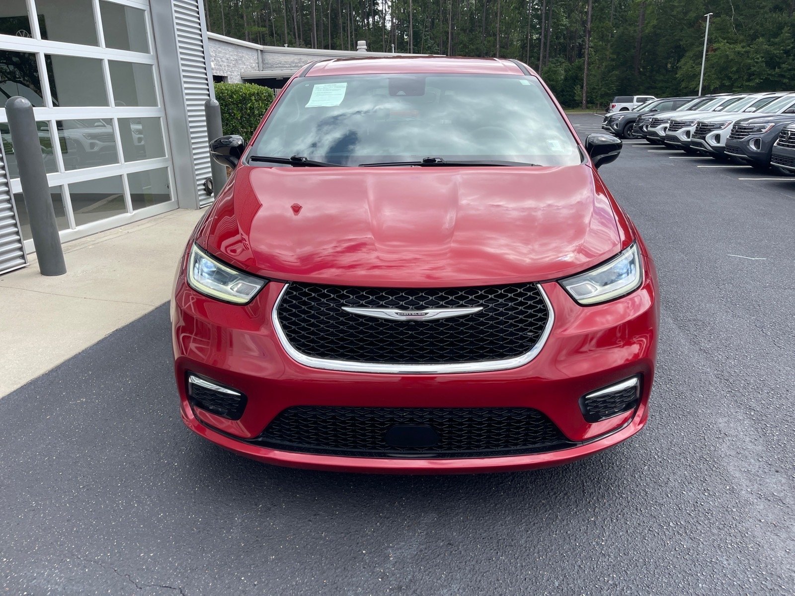 Used 2025 Red Hot Pearl Coat Chrysler Select image 2