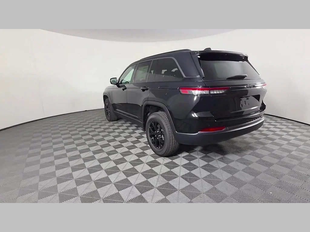 New 2026 Diamond Black Crystal Pearl-Coat Exterior Paint Jeep Laredo Altitude image 33