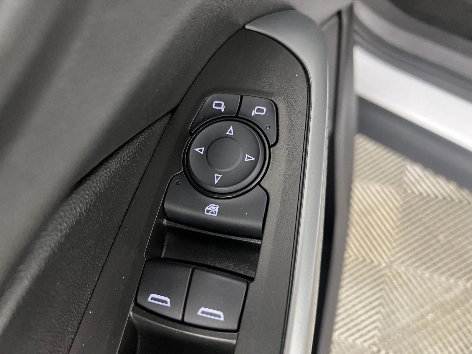 Used 2025 Summit White Chevrolet 1RS image 19