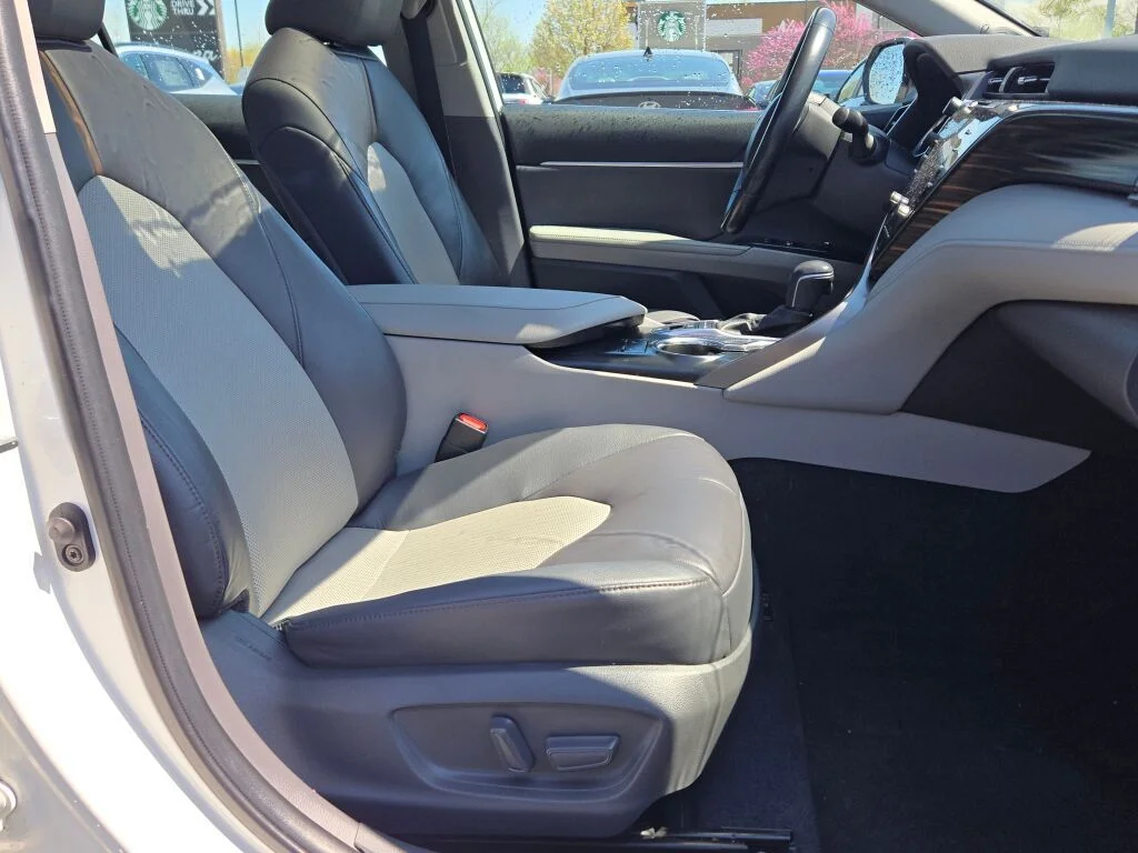 2020 Toyota Camry XLE - Photo 6