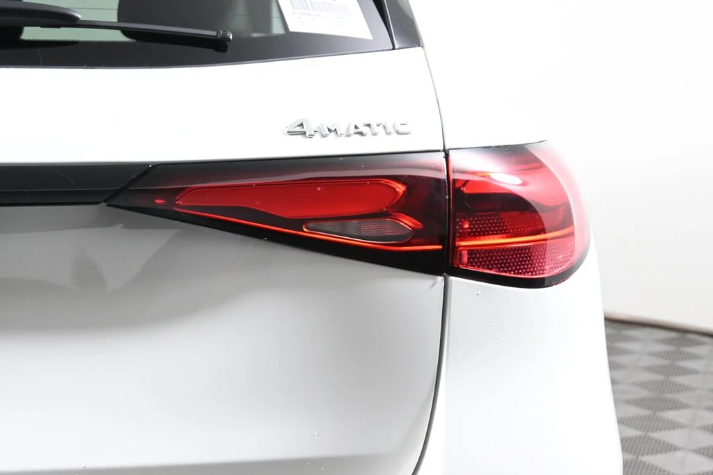 Used 2027 White Mercedes-Benz GLC 300 image 13