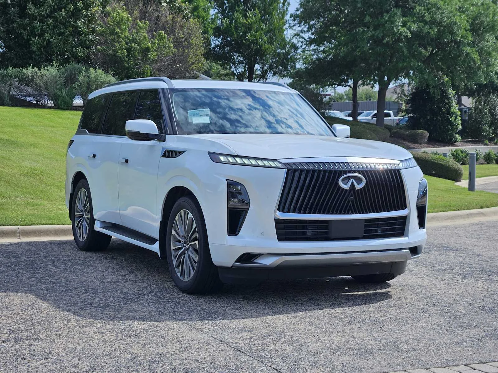 New 2026 RADIANT WHITE INFINITI Luxe 2WD image 2