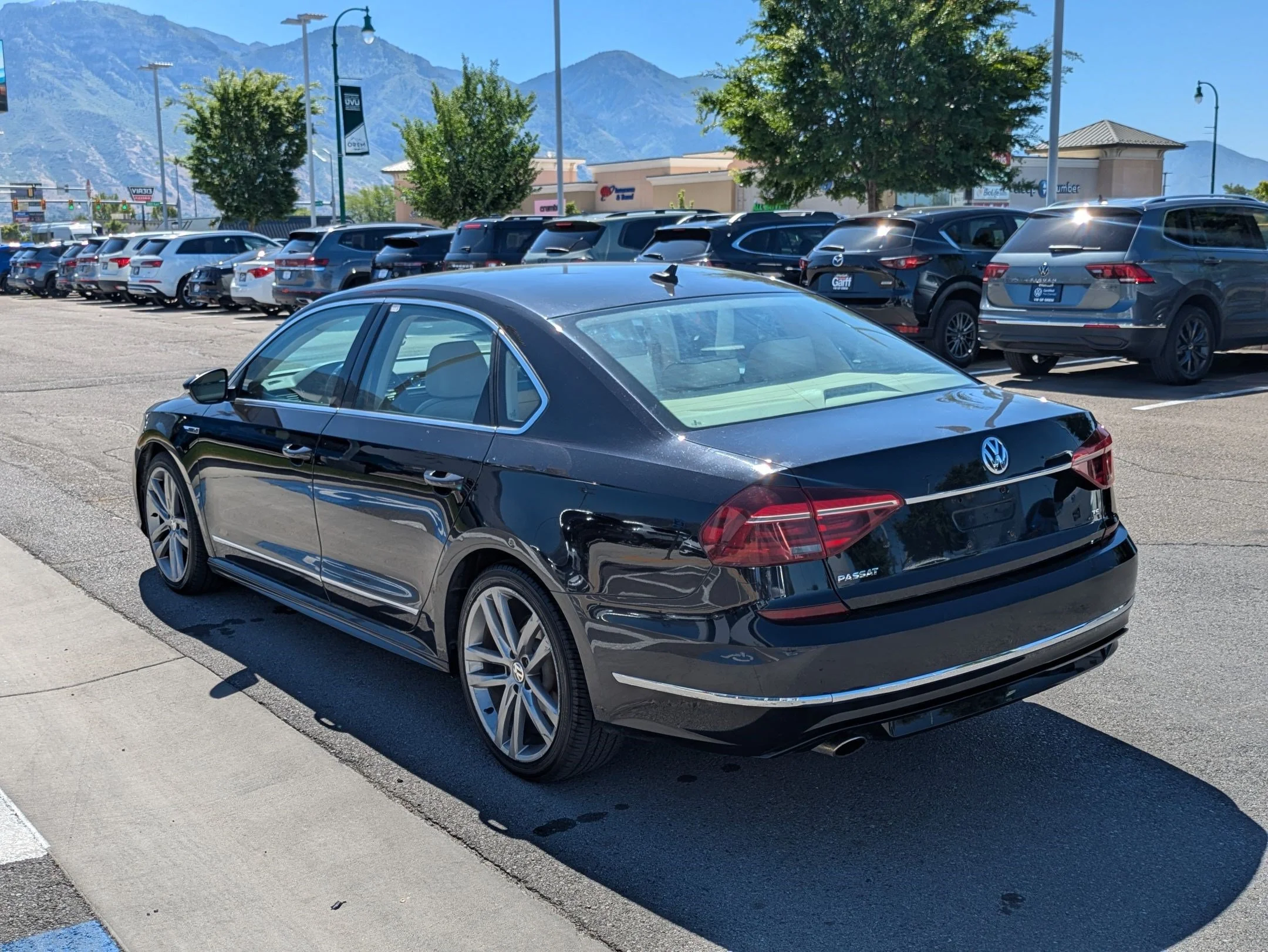 Used 2017 Deep Black Pearl Volkswagen R-Line w/Comfort Pkg image 5