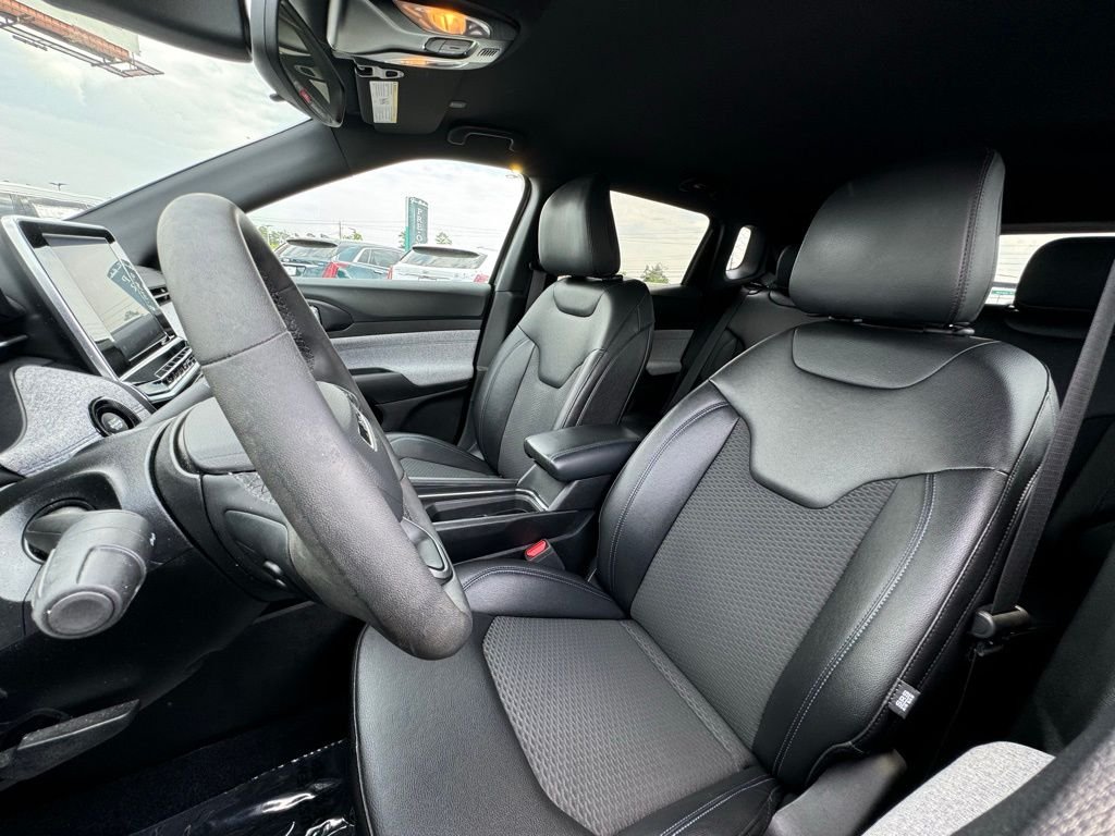 Used 2025 Black Jeep Latitude image 16