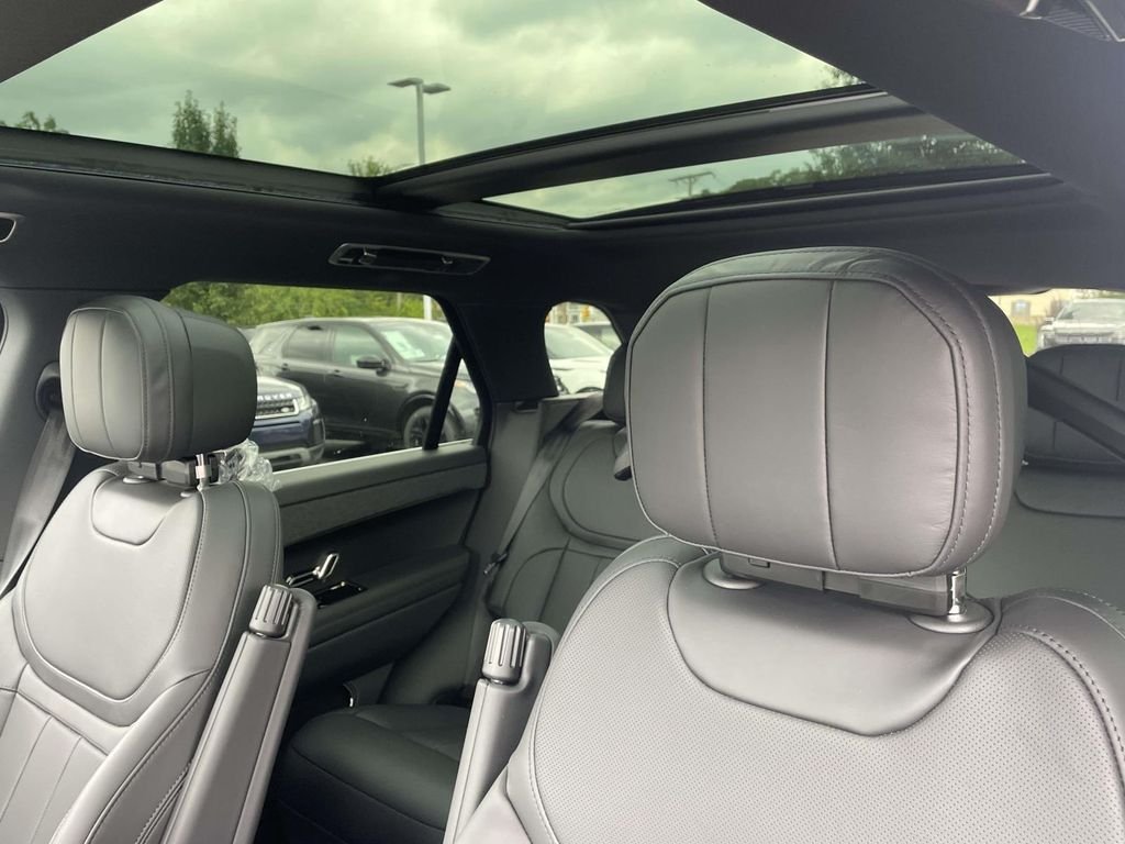 New 2026 Fuji White Land Rover Dynamic SE image 14