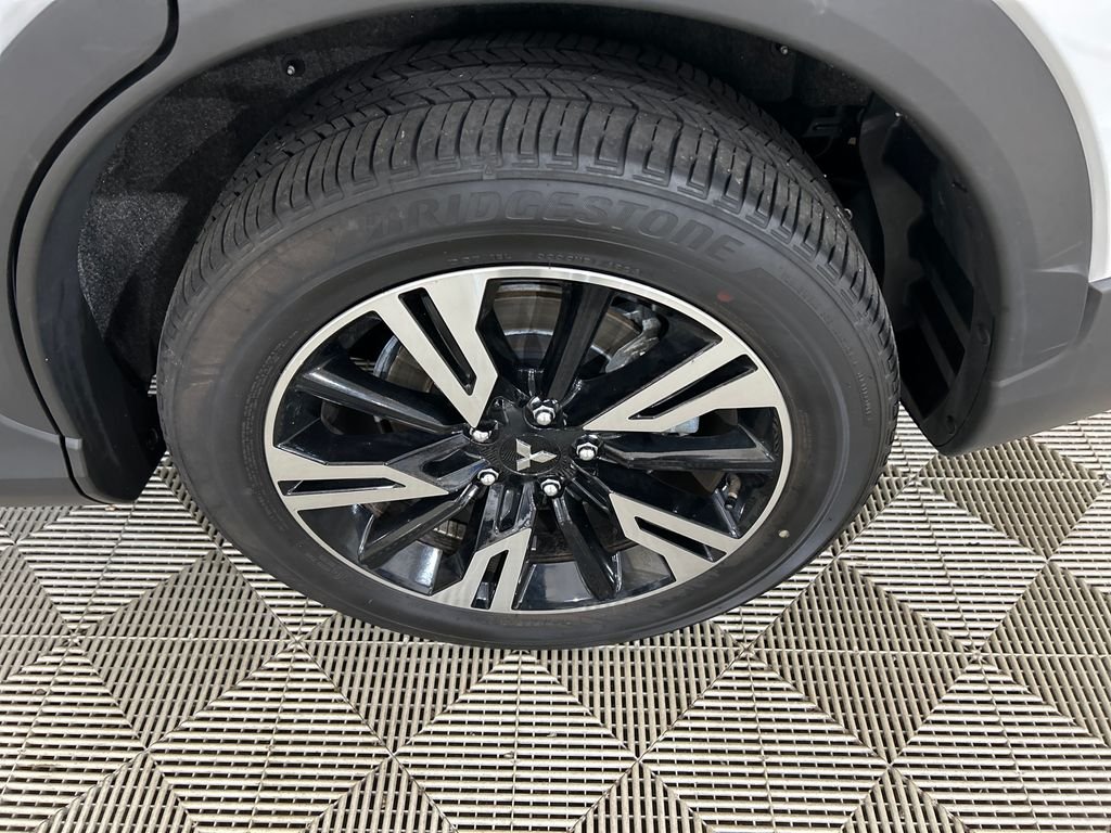 Used 2025 Silver Mitsubishi SE image 9